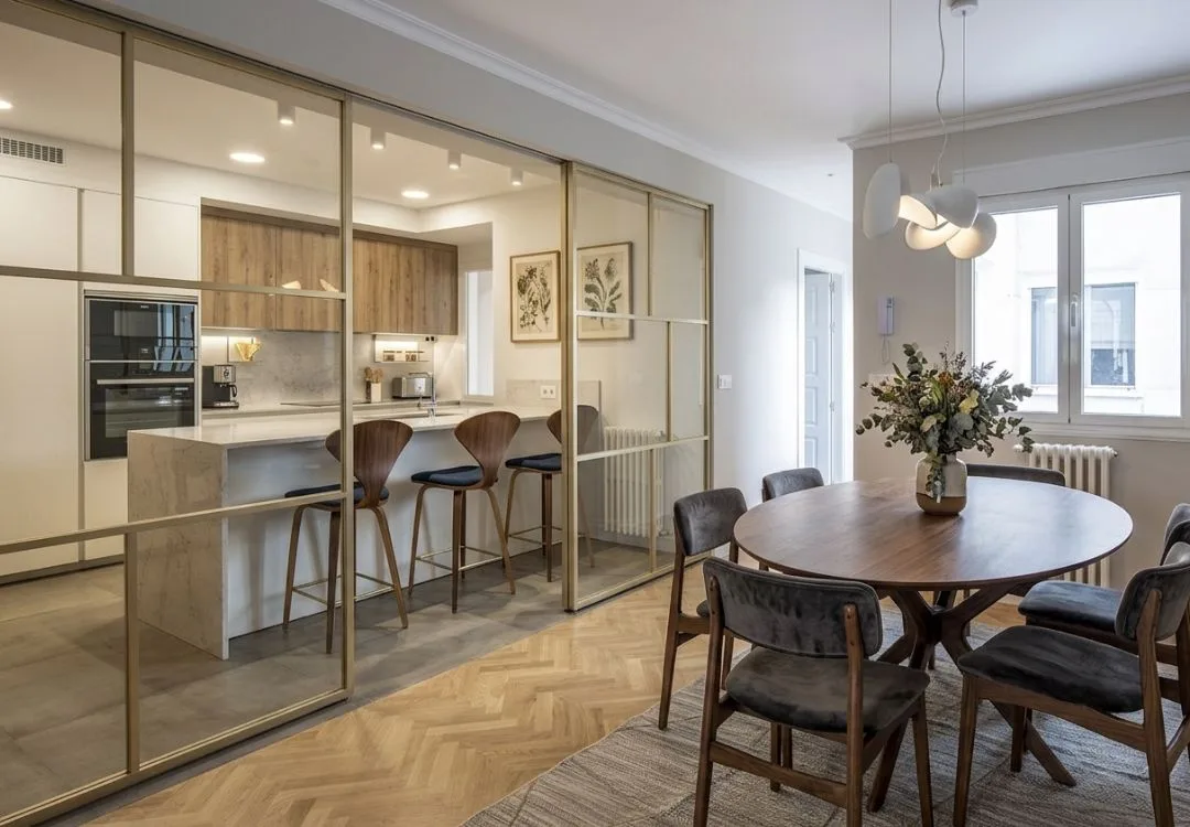 abrir-la-cocina-con-puertas-de-cristal